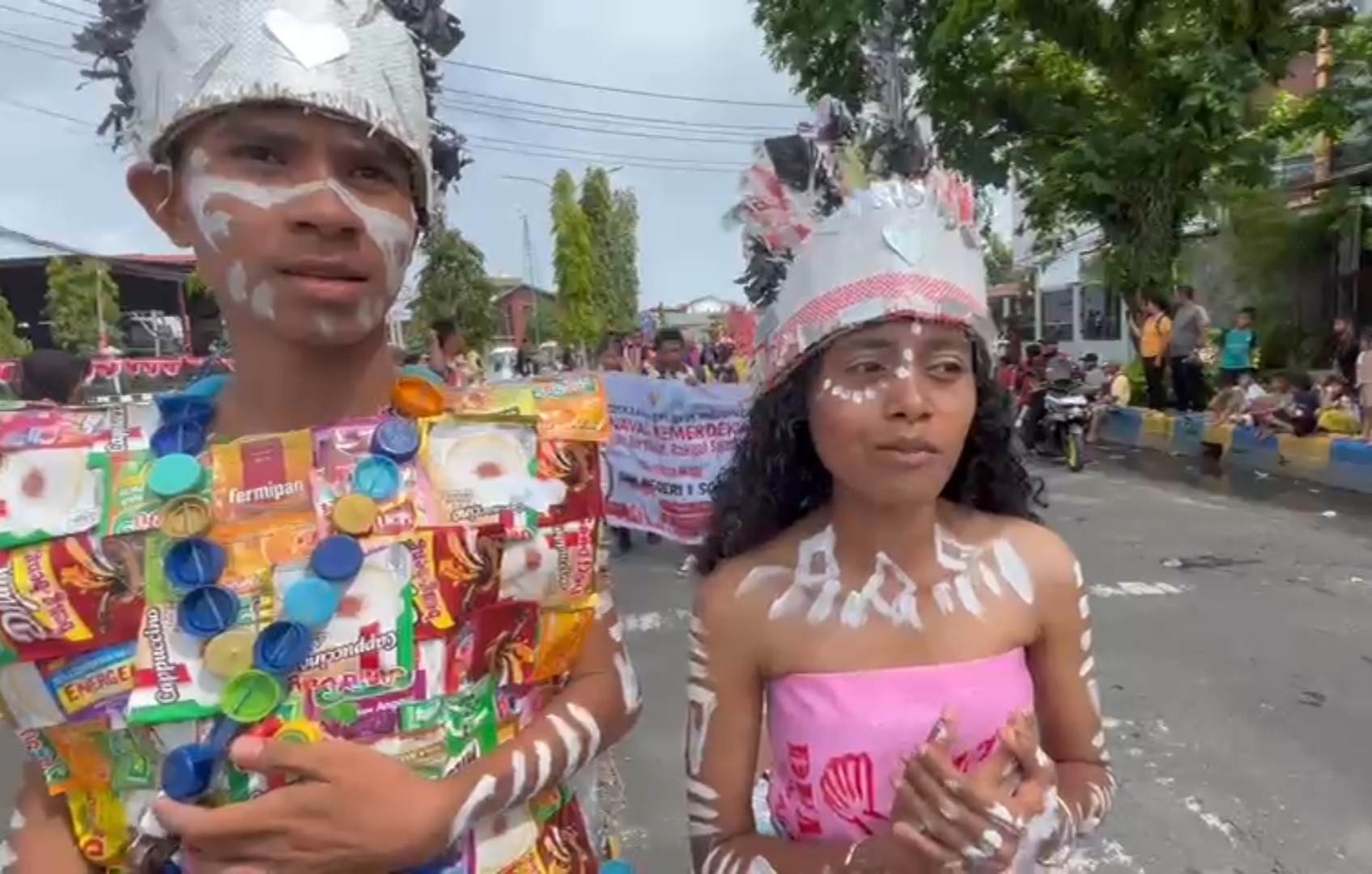 Karnaval Budaya HUT RI ke-80, Dua Pemuda Sorong Kampanyekan Daur Ulang Sampah Lewat Kostum