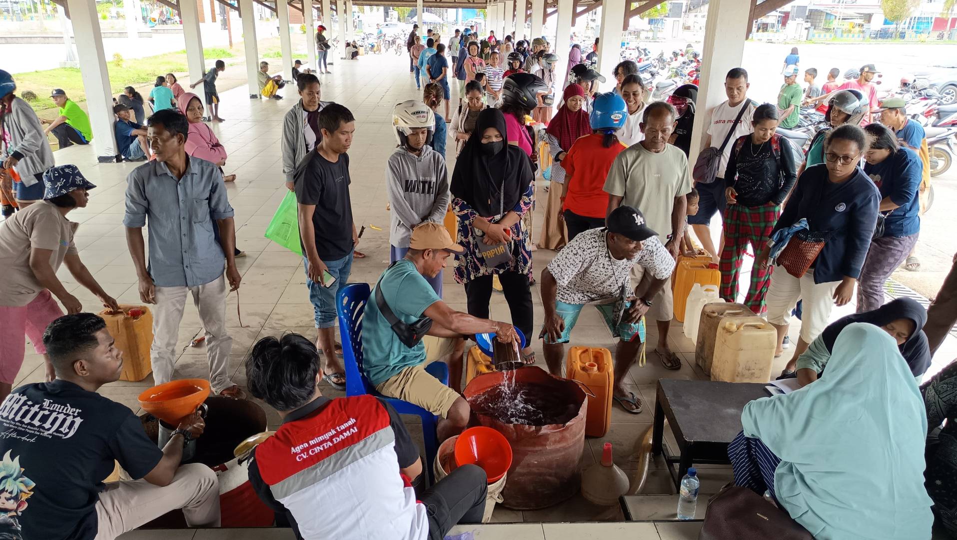 Jelang Lebaran, Puluhan Warga Sorong Antre Minyak Tanah di Alun-Alun Aimas