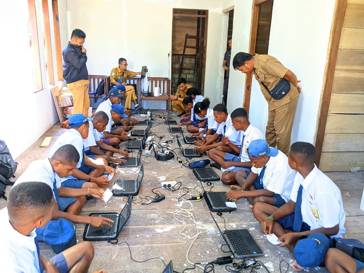 Kepala Distrik Seremuk Hadiri Latihan Komputer Siswa SMP Jelang Ujian Nasional