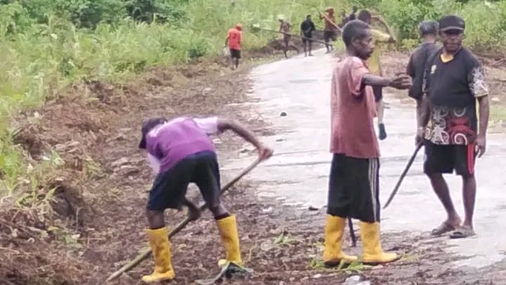Warga Kofalit Bersihkan Jalan Sendiri, Kritik Pemerintah Tak Lakukan Perawatan