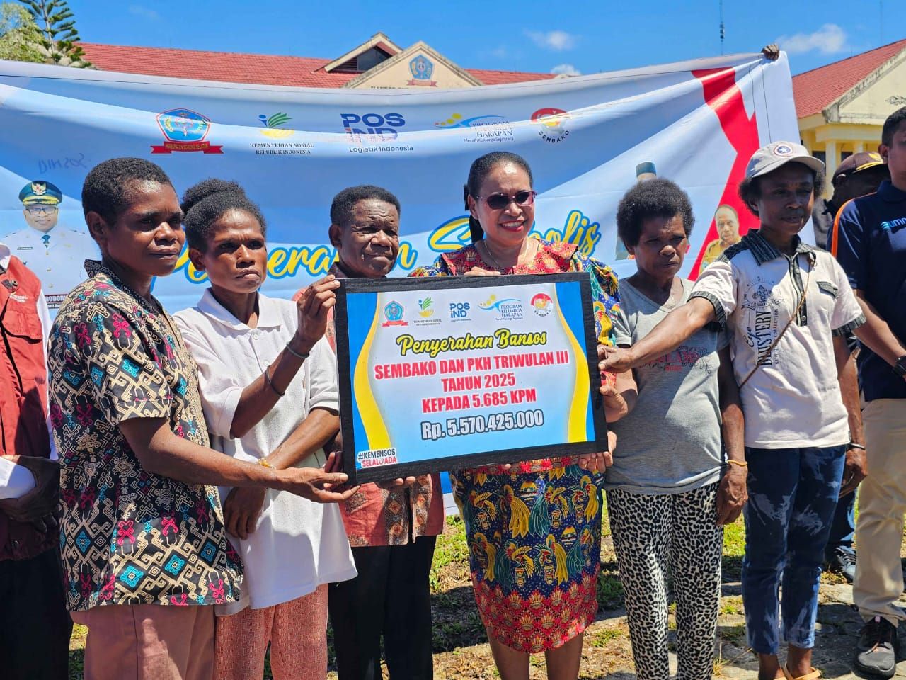 Bupati Sorong Selatan Serahkan Bansos Sembako dan PKH Triwulan II Tahun 2025