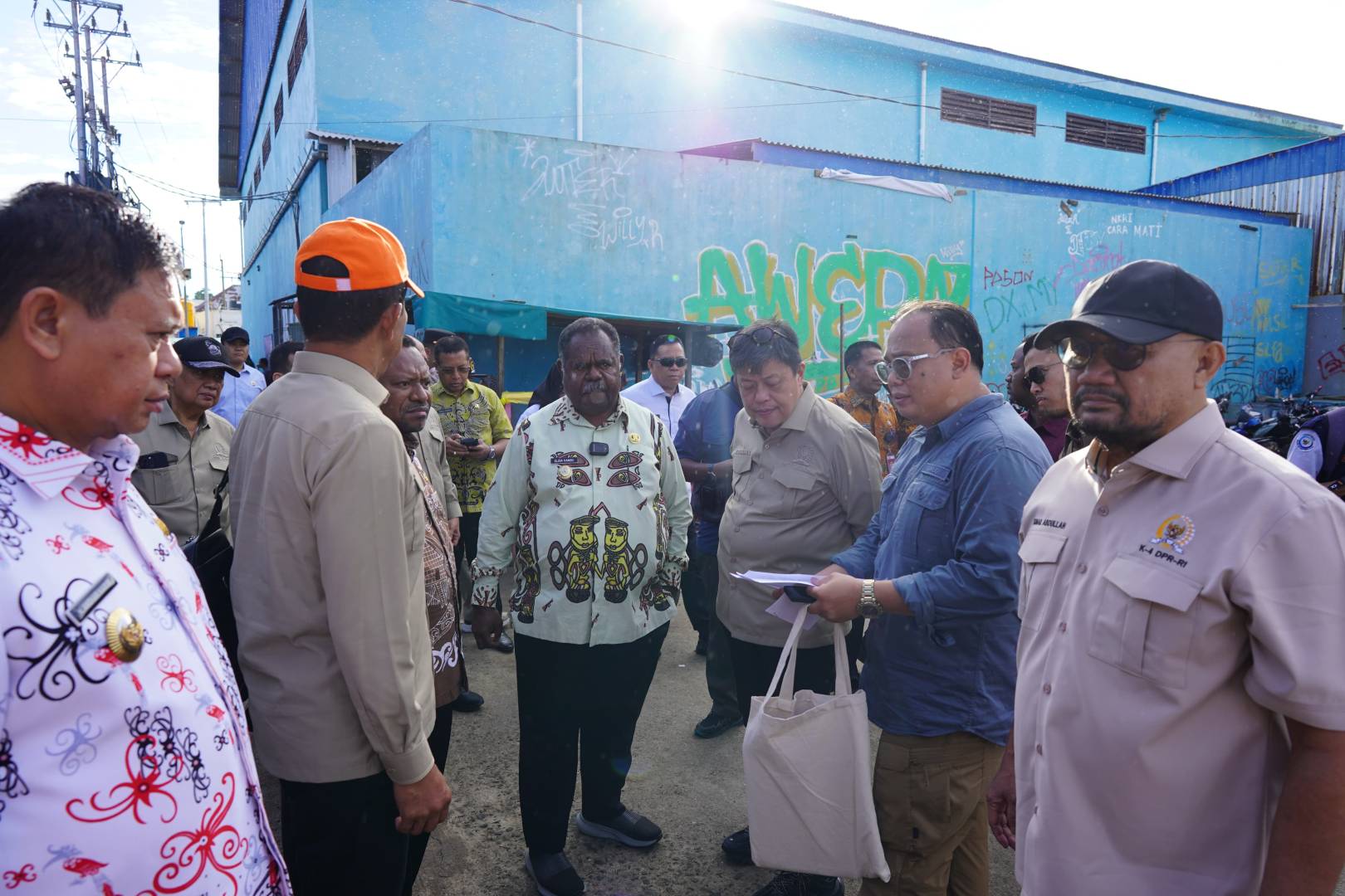 BULOG Cabang Sorong dan Komisi IV DPR RI Salurkan Bantuan Pangan di KotaSorong