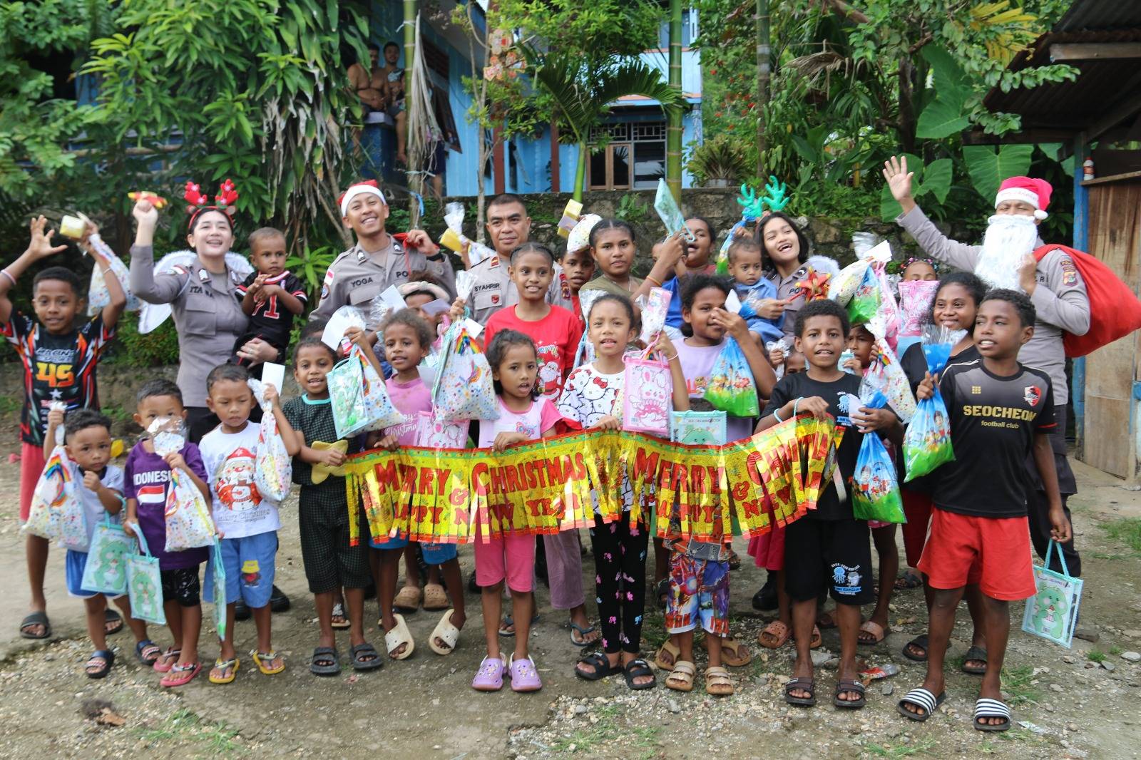 Satgas Humas Ops Damai Cartenz Bagikan Bingkisan Natal kepada Anak-anak di Jayapura