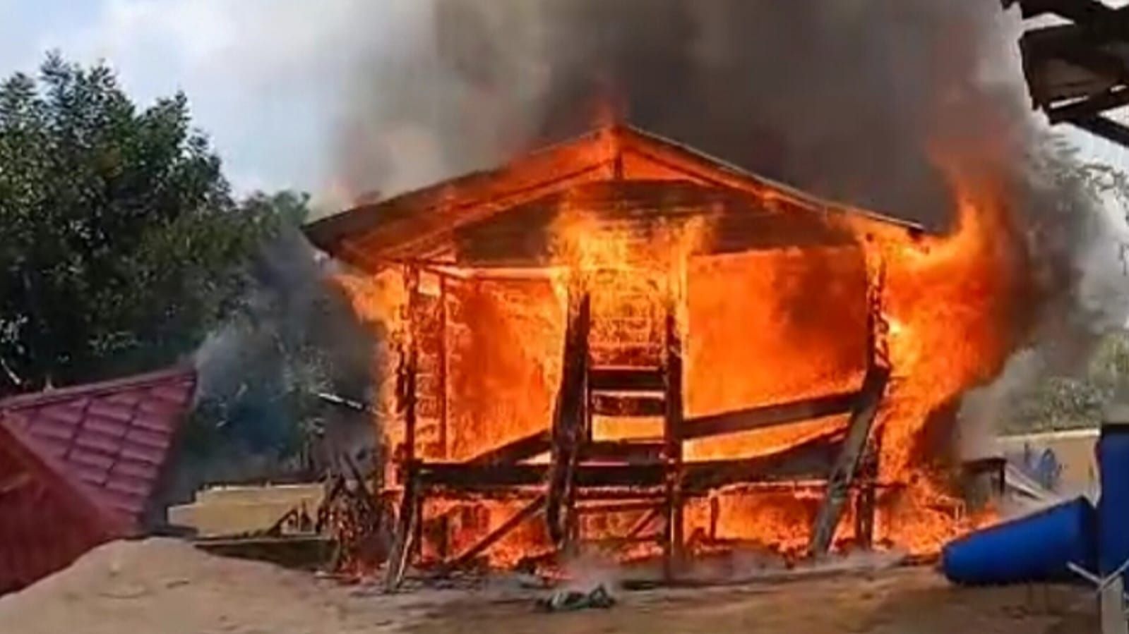 Massa Bakar Rumah Pelaku Penikaman Perempuan di Aimas