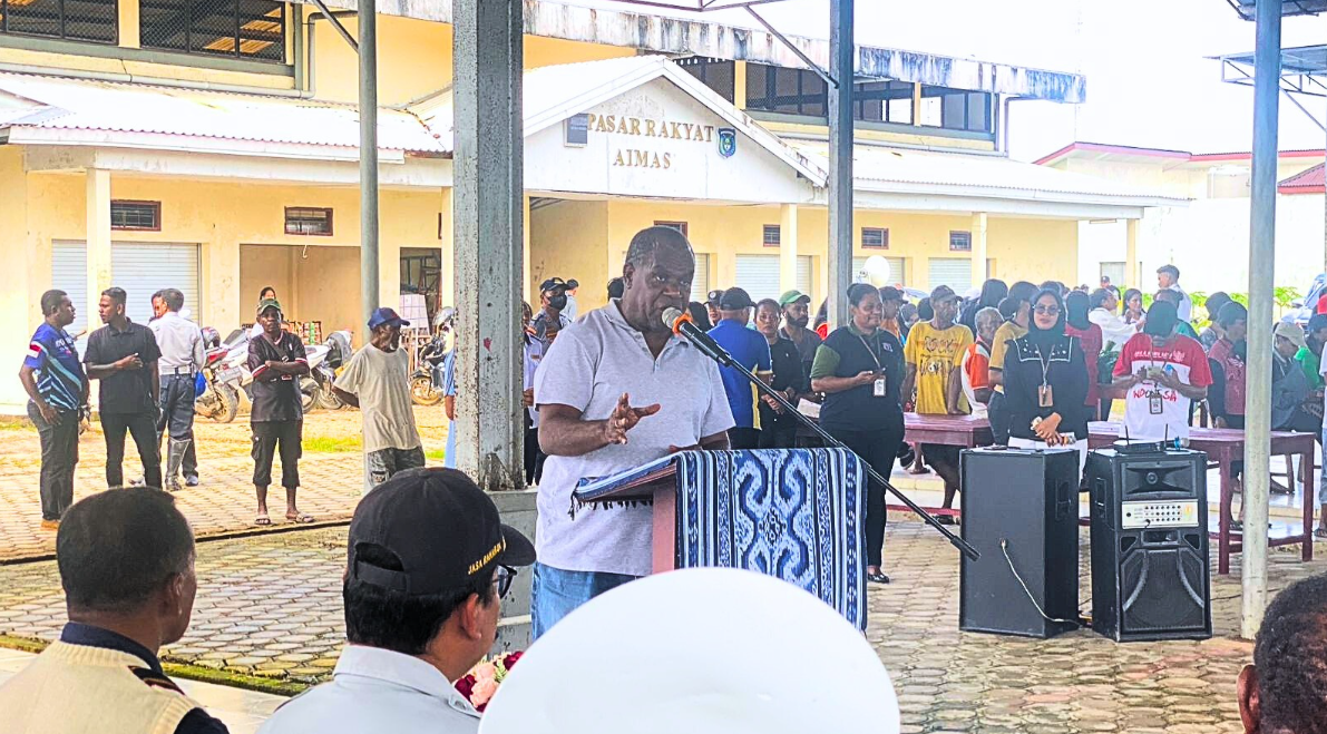 Bupati Sorong Resmikan Pasar Pujasera Aimas, Luncurkan Jalur Trayek Baru Sekaligus Tertibkan Pedagang