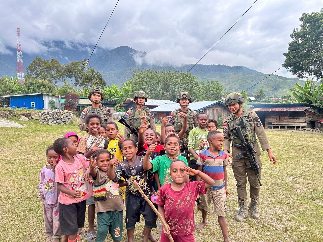 *Polisi Hadir Menyapa Warga di Kulirik, Pendekatan Humanis Satgas Damai Cartenz Perkuat Rasa Aman*